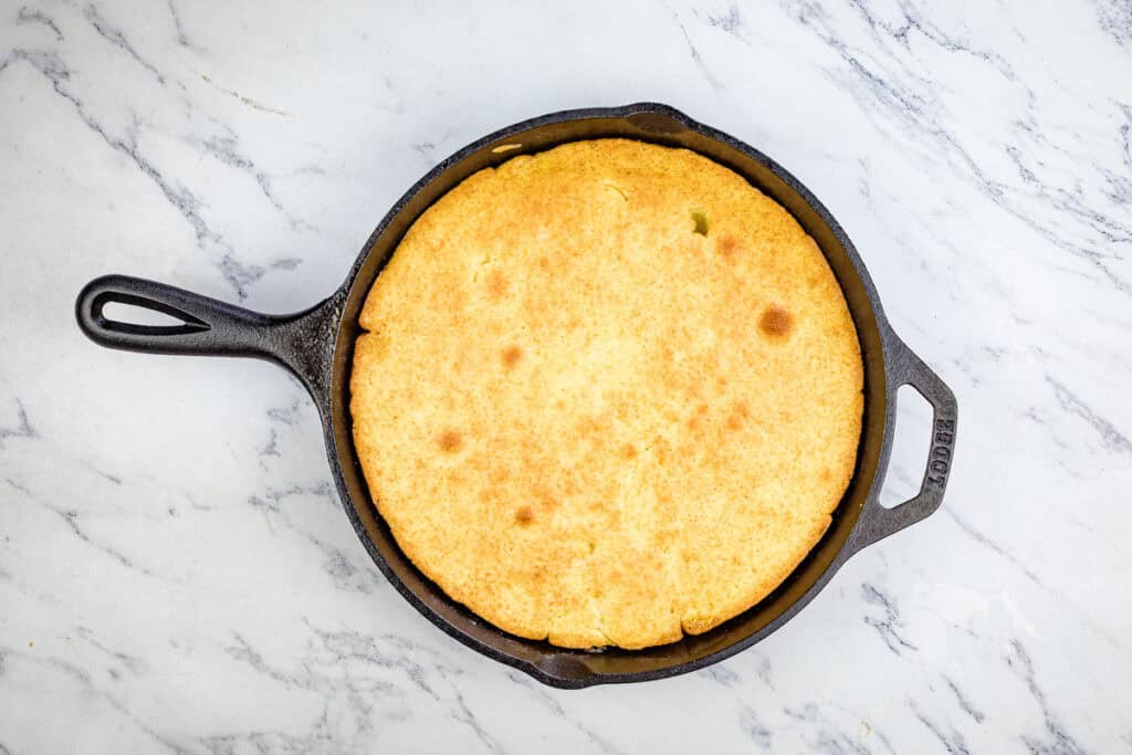 Bake the cake in the preheated oven and bake.