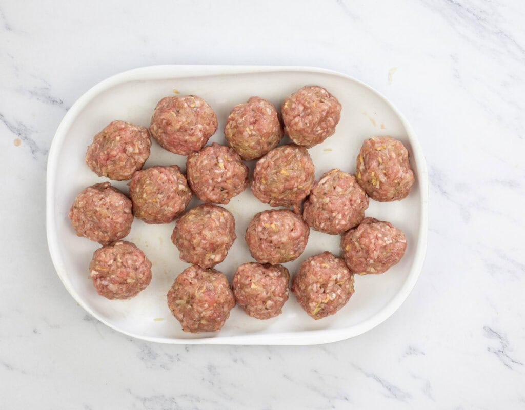 Roll the meat mixture into meatballs.