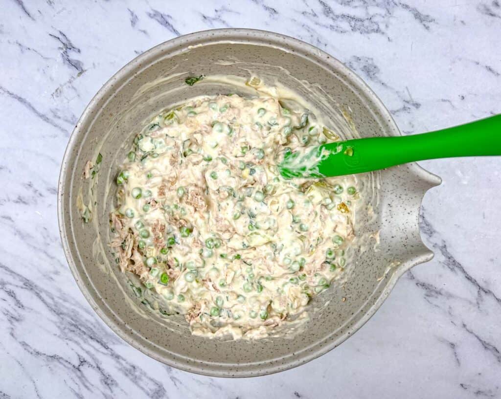 Mix cream of mushroom soup, mayonnaise, milk, garlic powder, and onion powder in a large bowl.