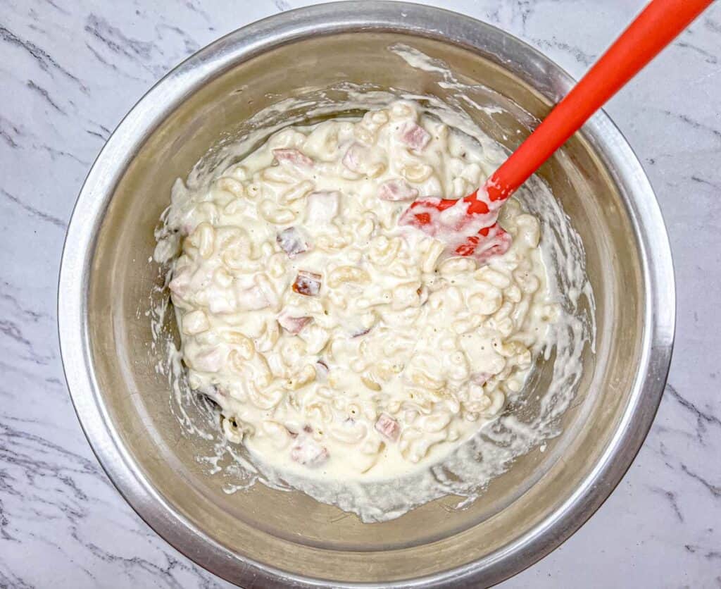 Combine the cheese sauce, pasta, and diced ham in a large bowl.