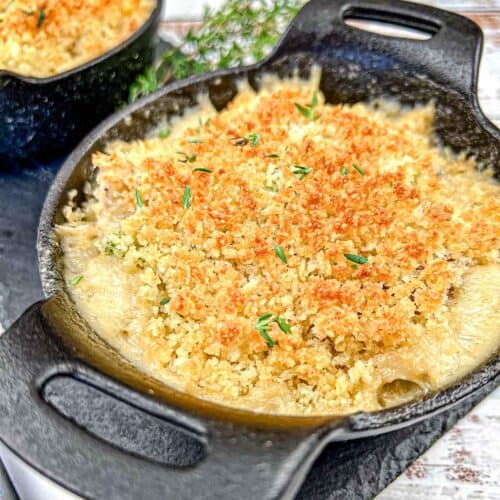 A black skillet with a Turkey Divan.